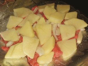 выложить картошку на говядину с луком
